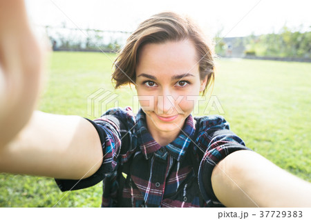 カメラ目線で自分を撮影する若い女性 37729383