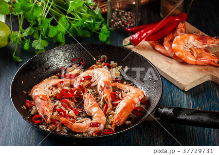 Shrimps roasted on frying pan with onion Shrimps roasted on frying pan with onion 37729731