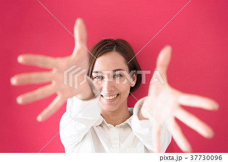 手招きをする若い女性 37730096