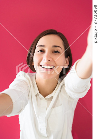 手招きをする若い女性 37730099