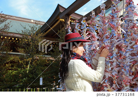神社で御神籤を結ぶ女性 神社で御神籤を結ぶ女性 37731168