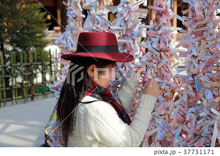 神社で御神籤を結ぶ女性 神社で御神籤を結ぶ女性 37731171