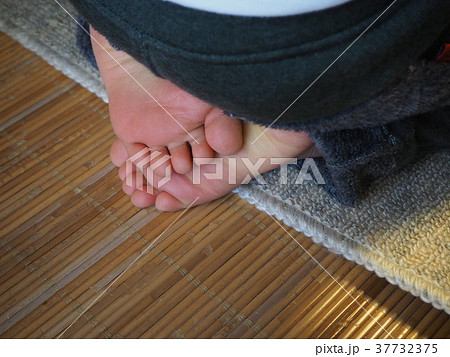 正座、こども、裸足、冬 37732375