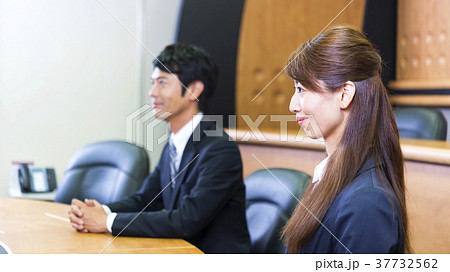 国際会議に参加する若いビジネスウーマン 37732562