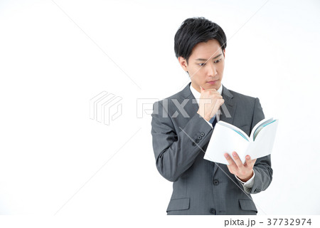 読書をするビジネスマン 37732974