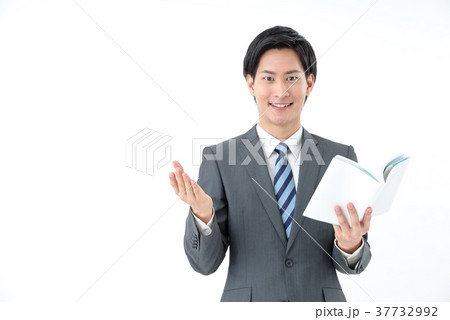 読書をするビジネスマン 37732992