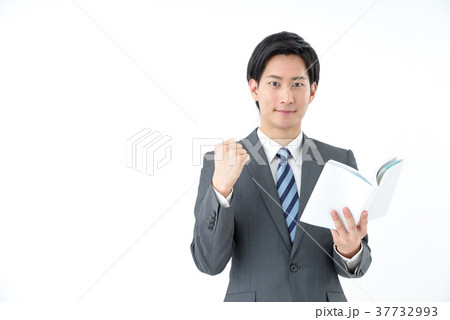 読書をするビジネスマン 読書をするビジネスマン 37732993