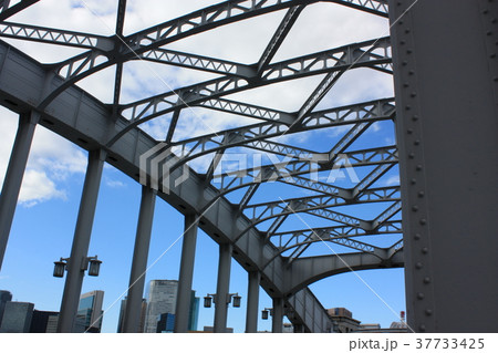 勝鬨橋-見上げる 勝鬨橋-見上げる 37733425