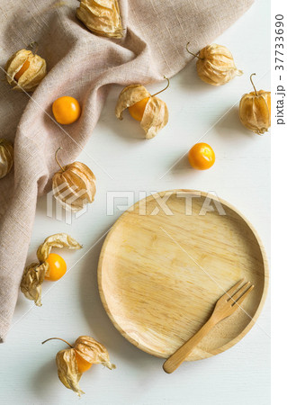 Cape gooseberry fruit and empty dish Cape gooseberry fruit and empty dish 37733690