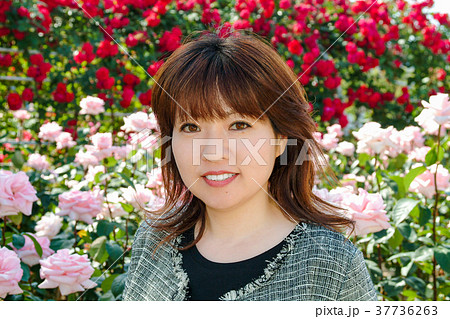 バラと女性 ポートレート バラと女性 ポートレート 37736263