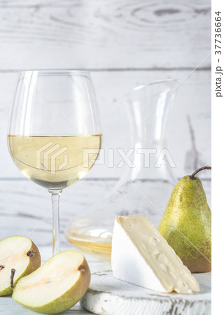 Glass of white wine with cheese and pears 37736664