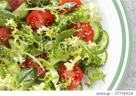 Healthy vegetable salad 37736929