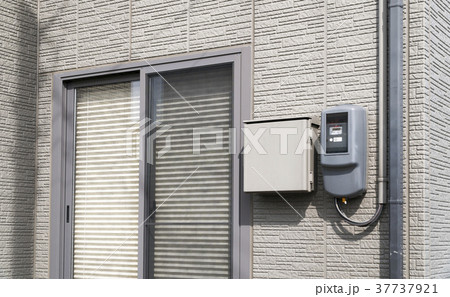 住宅　1階外壁まわり　設備　電気メーター　通信ボックス 37737921