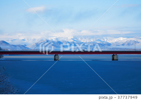 御所湖の湖畔より繋大橋と雫石方面の山並みを望む 37737949