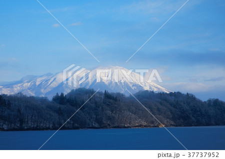 御所湖の湖畔より岩手山を望む 37737952