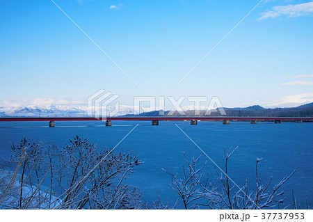 御所湖の湖畔より繋大橋と雫石方面の山並みを望む 御所湖の湖畔より繋大橋と雫石方面の山並みを望む 37737953