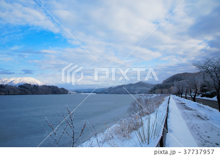御所湖の湖畔より岩手山を望む 37737957