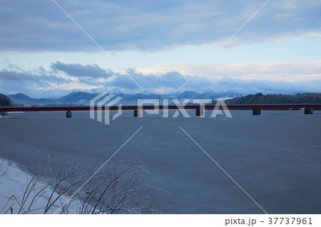 御所湖の湖畔より繋大橋と雫石方面の山並みを望む 37737961