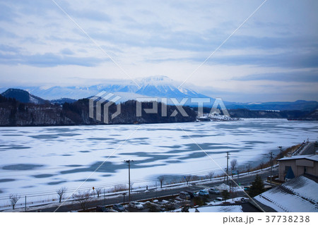 雪景色の繋温泉より岩手山を望む 37738238