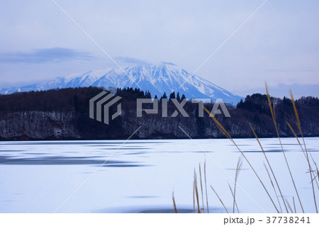 御所湖の湖畔より岩手山を望む 37738241