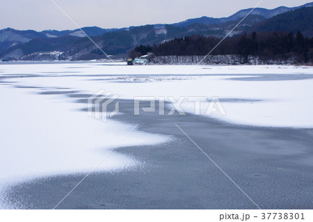 全面凍結の御所湖と繋温泉方面の山並みの雪景色 37738301