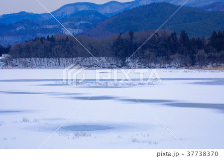 全面凍結の御所湖と周囲の山並みの雪景色 全面凍結の御所湖と周囲の山並みの雪景色 37738370