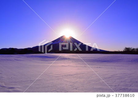 富士ヶ嶺からの雪景色のダイヤモンド富士 2018/01/26 富士ヶ嶺からの雪景色のダイヤモンド富士 2018/01/26 37738610