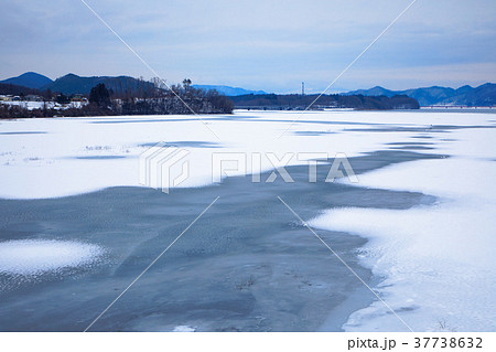 全面凍結の御所湖と繋温泉方面の山並みの雪景色 37738632