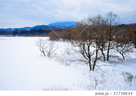 全面凍結の御所湖と周囲の山並みの雪景色 37738634
