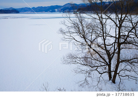 全面凍結の御所湖と繋温泉方面の山並みの雪景色 37738635