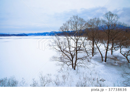 全面凍結の御所湖と繋温泉方面の山並みの雪景色 37738636