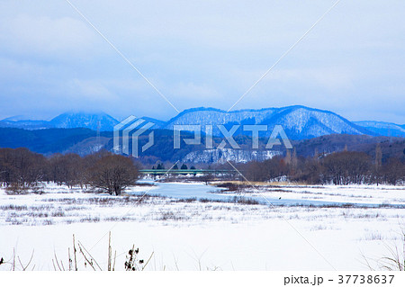 御所湖　御所大橋より雫石方面の山並みを望む 37738637