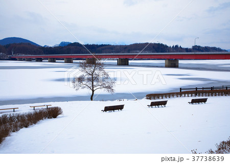 御所湖　繋大橋南園地より繋大橋方面の山並みを望む 37738639