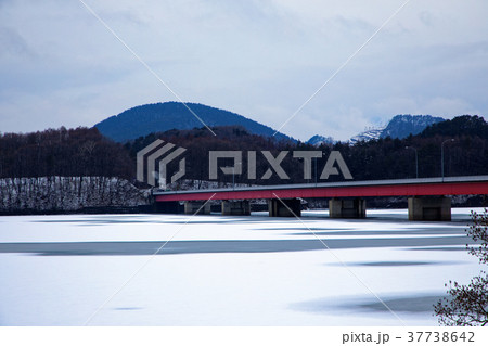 御所湖　繋大橋南園地より繋大橋方面の山並みを望む 37738642