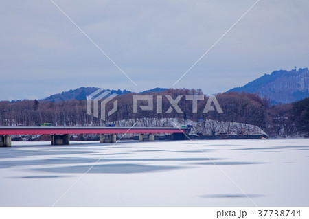 御所湖の湖畔より繋大橋と雫石方面の山並みを望む 御所湖の湖畔より繋大橋と雫石方面の山並みを望む 37738744