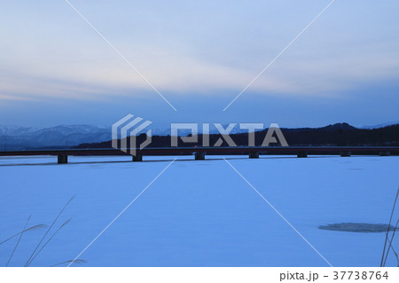 御所湖の湖畔より繋大橋と雫石方面の山並みを望む 37738764