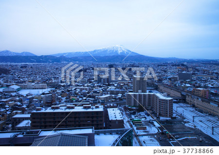 雪景色の盛岡市街と岩手山 雪景色の盛岡市街と岩手山 37738866