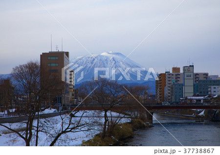 雪景色の開運橋より岩手山を望む 37738867