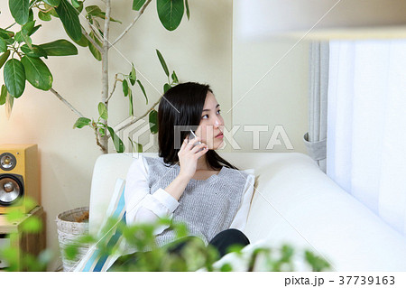 スマートフォン・若い女性 37739163