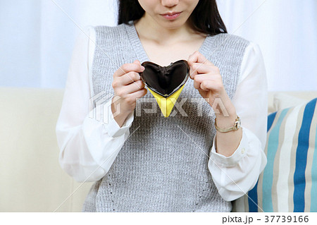 ガマグチを持つ若い女性 37739166