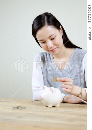 貯金箱と女性 37739208