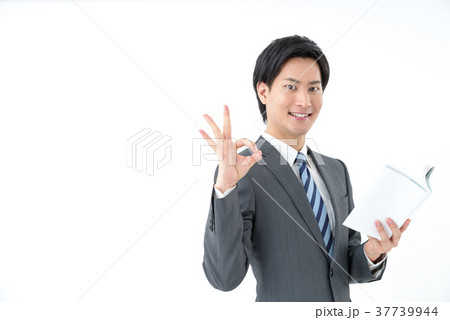 読書をするビジネスマン 37739944