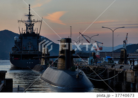 夕焼けに染まる呉基地と軍艦 夕焼けに染まる呉基地と軍艦 37740673