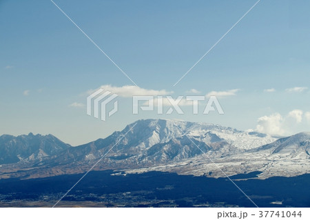熊本県阿蘇地方の風景　かぶと岩展望所からの眺望　阿蘇五岳方向　火山の活動 37741044