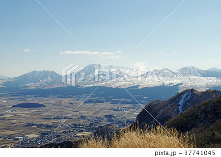 熊本県阿蘇地方の風景 かぶと岩展望所からの眺望 阿蘇五岳方面 熊本県阿蘇地方の風景 かぶと岩展望所からの眺望 阿蘇五岳方面 37741045