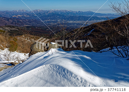 箱根・明神ヶ岳稜線から見る雪の丹沢の山並み 37741118
