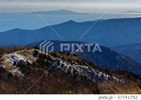 箱根・明神ヶ岳から見る伊豆大島と三宅島 箱根・明神ヶ岳から見る伊豆大島と三宅島 37741702