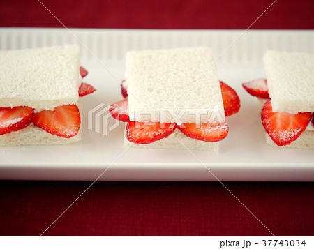イチゴとマスカルポーネのサンドイッチ　背景赤　（横位置） 37743034
