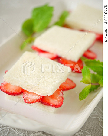 イチゴとマスカルポーネクリームのサンドイッチ (ハイアングルアップ) イチゴとマスカルポーネクリームのサンドイッチ (ハイアングルアップ) 37743079