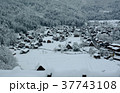 雪の白川郷合掌集落 37743108